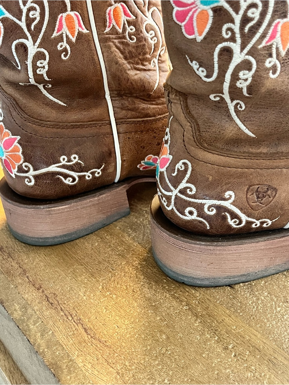 Ariat flower Embroidered Floral Cowboy Boots - Picture 13 of 13